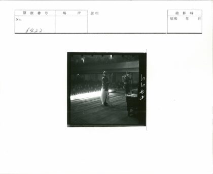 传统服装舞台表演长棍.jpg