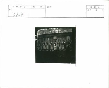 传统服装表演者与华丽大鼓舞台.jpg