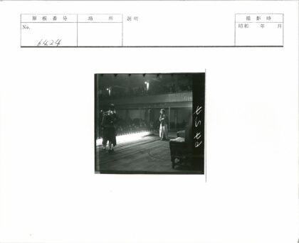 传统服装表演者舞台演出.jpg