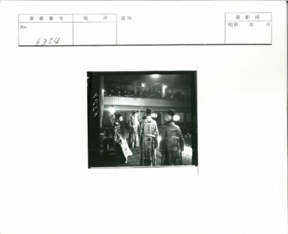 传统服装表演舞台观众.jpg
