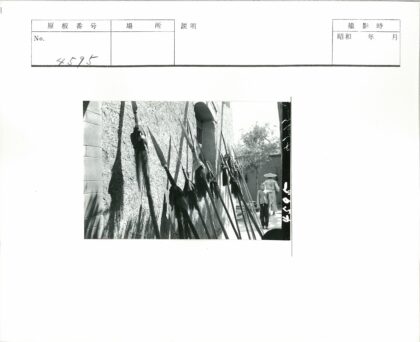 传统服装长矛墙纹理背景.jpg