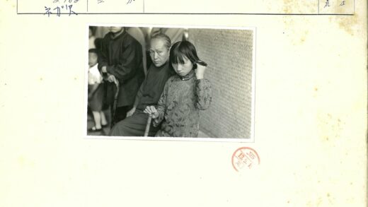传统服饰与手杖的室内人物.jpg