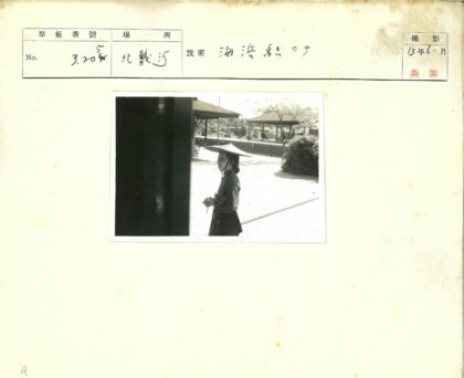 传统服饰人物与凉亭绿篱风景.jpg