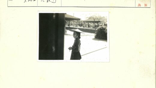 传统服饰人物与凉亭绿篱风景.jpg