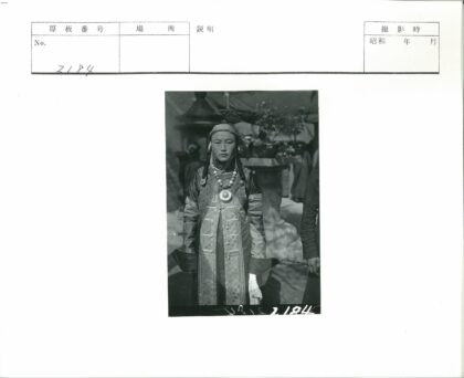 传统服饰人物与石景盆栽.jpg