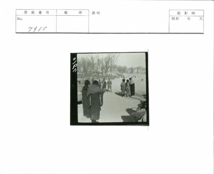 传统服饰人群冬日集会.jpg