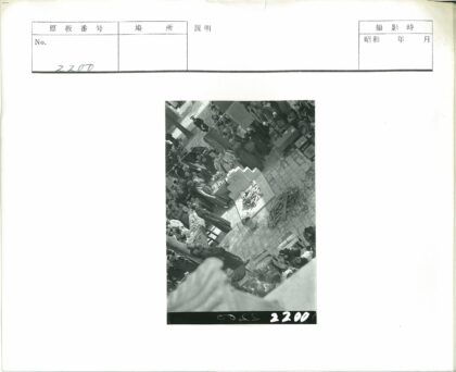 传统服饰人群围观燃烧建筑.jpg