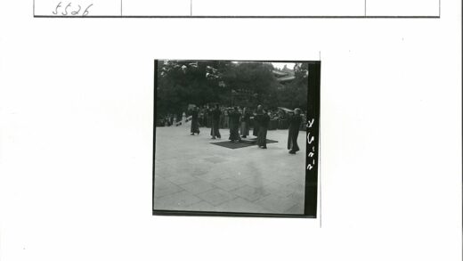 传统服饰人群户外聚会.jpg