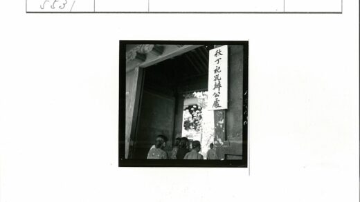 传统服饰人群穿过精美雕花门.jpg