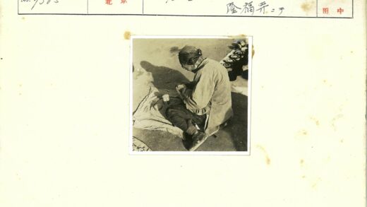 传统服饰坐毯投掷游戏.jpg