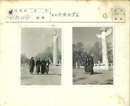传统服饰妇女行走雕刻柱旁.jpg