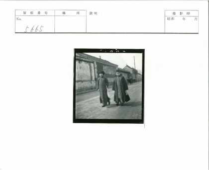 传统服饰孩童漫步古街.jpg