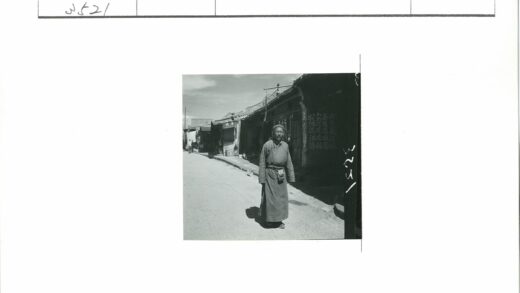 传统服饰男子与老街景.jpg