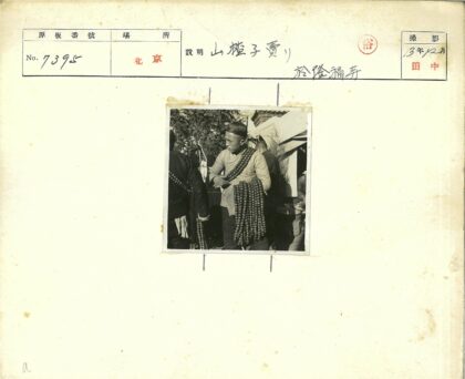 传统服饰男子持珠户外景.jpg