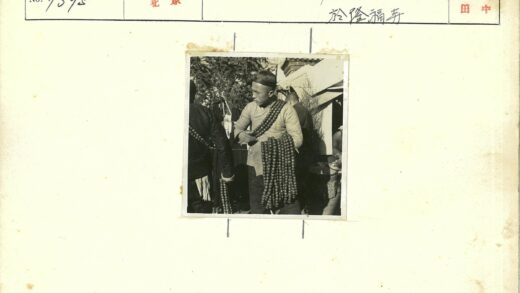 传统服饰男子持珠户外景.jpg