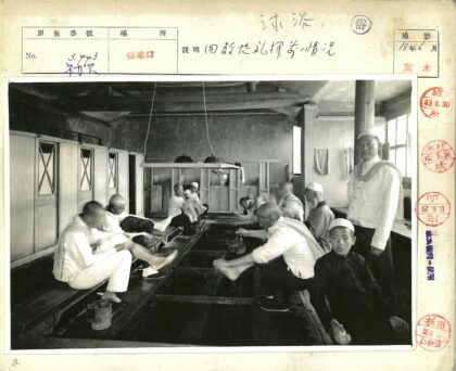 传统服饰男子聚会长廊房间.jpg