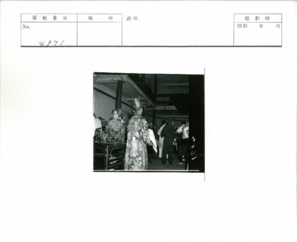 传统服饰聚会室内庆典.jpg