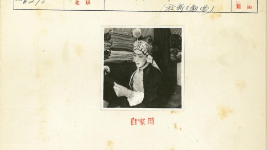 传统服饰鲜花室内人像.jpg