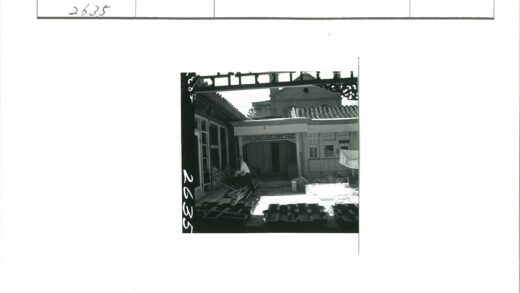 传统木工与瓦顶建筑光影.jpg