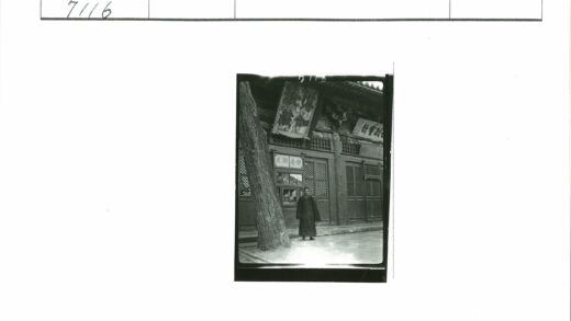 传统木建筑与格子窗前.jpg