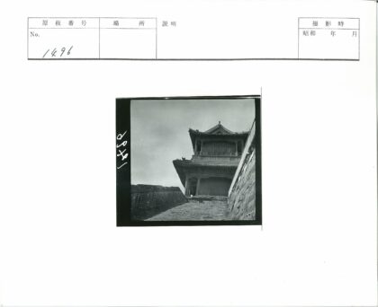 传统木构建筑与石径晴空.jpg