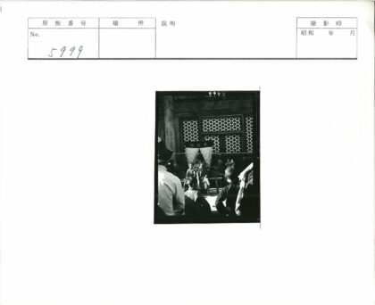 传统木结构建筑窗前人群聚集.jpg