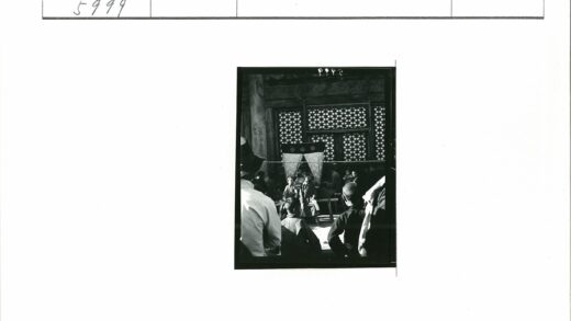 传统木结构建筑窗前人群聚集.jpg