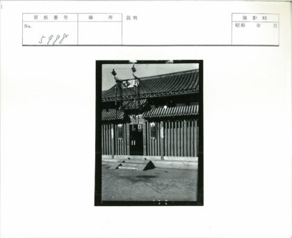 传统木门灯笼瓦顶台阶.jpg