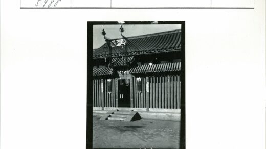 传统木门灯笼瓦顶台阶.jpg