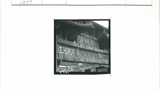 传统木雕牌坊户外市场.jpg