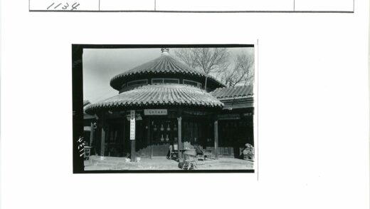 传统瓦顶圆形建筑与庭院景观.jpg