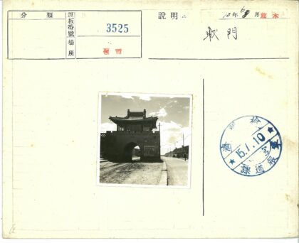 传统瓦顶拱门土路街景.jpg