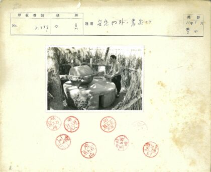 传统石磨户外劳作场景.jpg