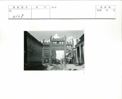 传统石门雕刻与瓦顶建筑街景.jpg