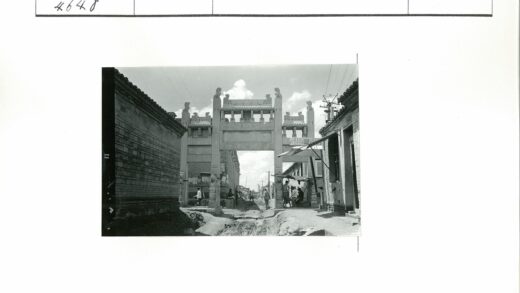 传统石门雕刻与瓦顶建筑街景.jpg