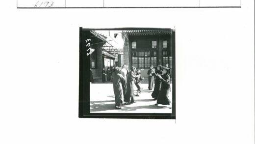 传统砖房前孩子们打篮球.jpg