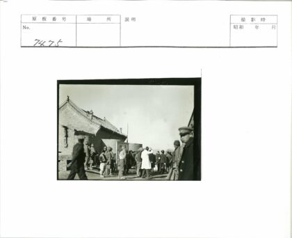 传统砖房瓦顶人群聚集.jpg