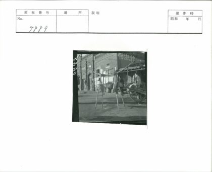 传统砖房街景挂肉推车人群.jpg