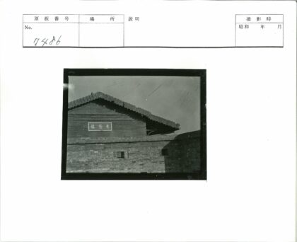 传统砖砌建筑与华丽瓦顶.jpg