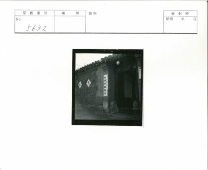 传统砖砌建筑入口与石狮雕像.jpg