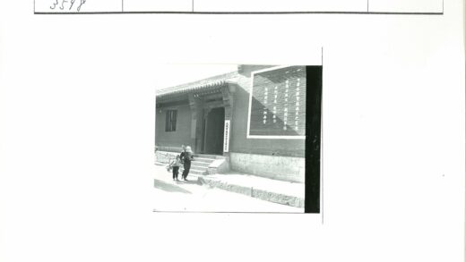 传统砖砌建筑前的亲子时光.jpg