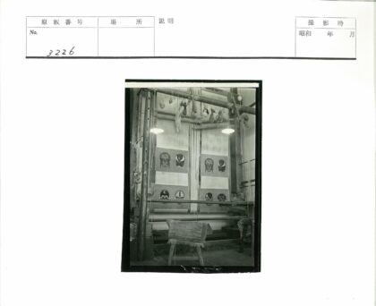 传统织布机与面具工艺展示.jpg