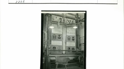 传统织布机与面具工艺展示.jpg