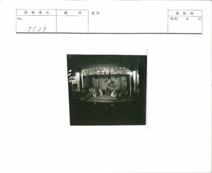 传统舞台戏剧表演与观众观赏.jpg