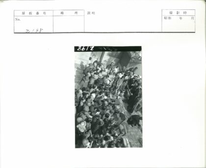 传统节日人群聚集建筑前.jpg