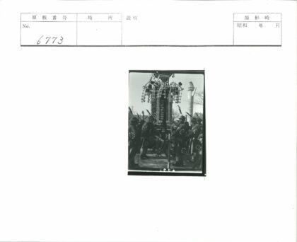 传统节日庆典人群与装饰建筑.jpg