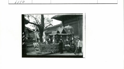 传统花车与建筑庆典.jpg