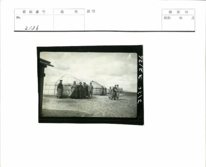 传统蒙古包与人群.jpg