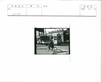 传统街景电车与骑行者.jpg