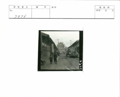 传统街道上的童年时光.jpg